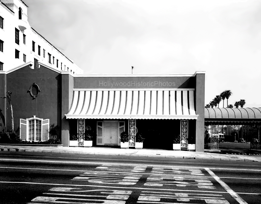 Perinos Restaurant 1955.jpg